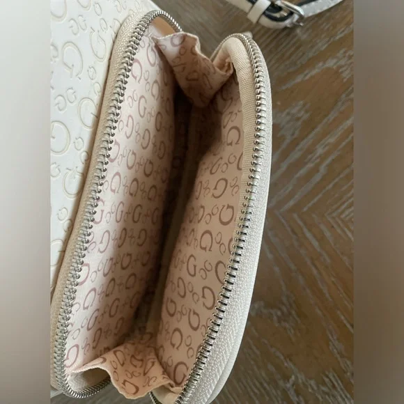 Guess mini backpack purse - Picture 7 of 9